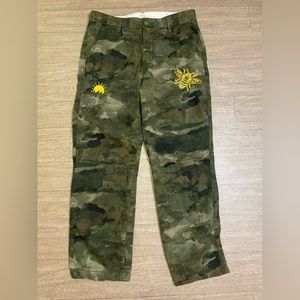 Levi’s straight leg camo pants size 32x30